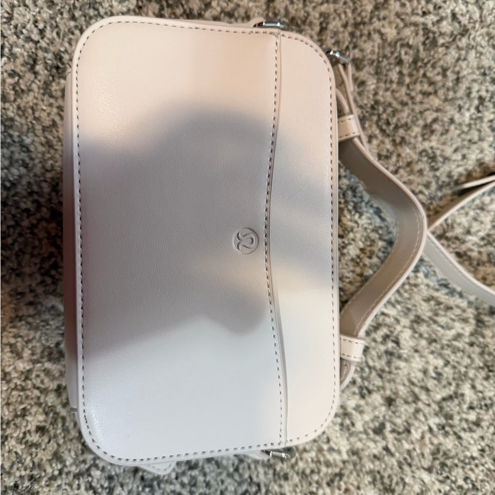 LIKE NEW lululemon Cashew Camera Crossbody Bag - Picture 4 of 9